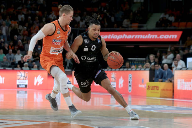 与年轻球员 与年轻球员